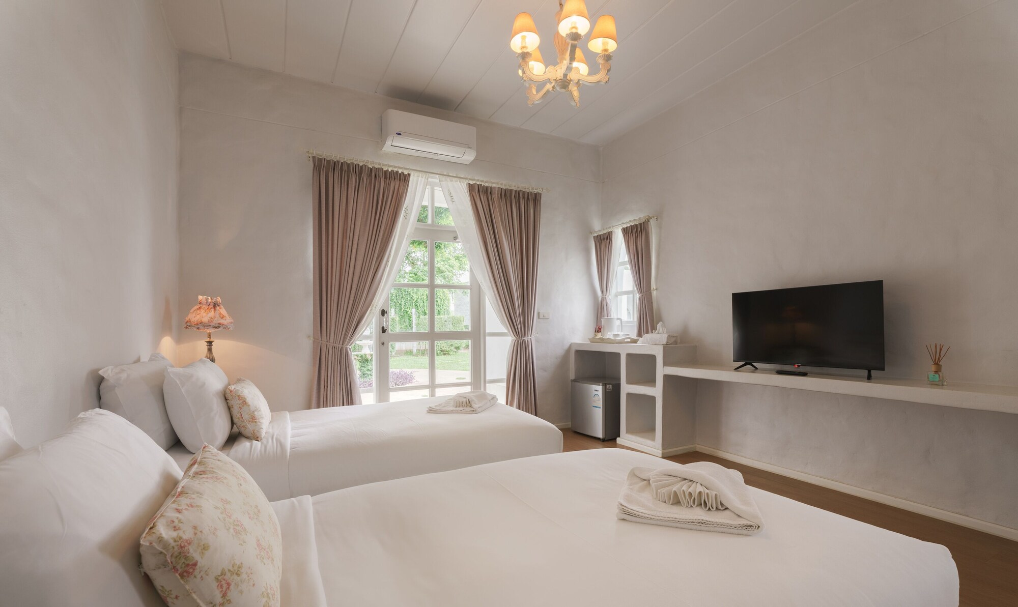 SUITE, KING BED, GARDEN VIEW, PET FRIENDLY
