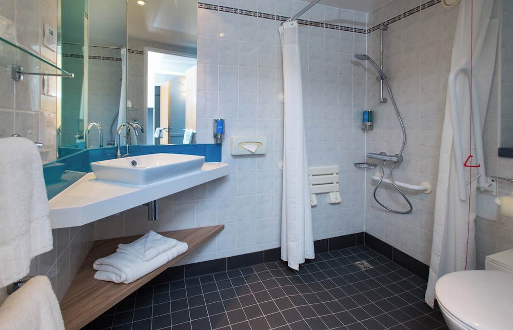 غرفة قياسية بسرير مزدوج لذوي الإعاقة، Holiday Inn Express Bath an IHG Hotel 3/3