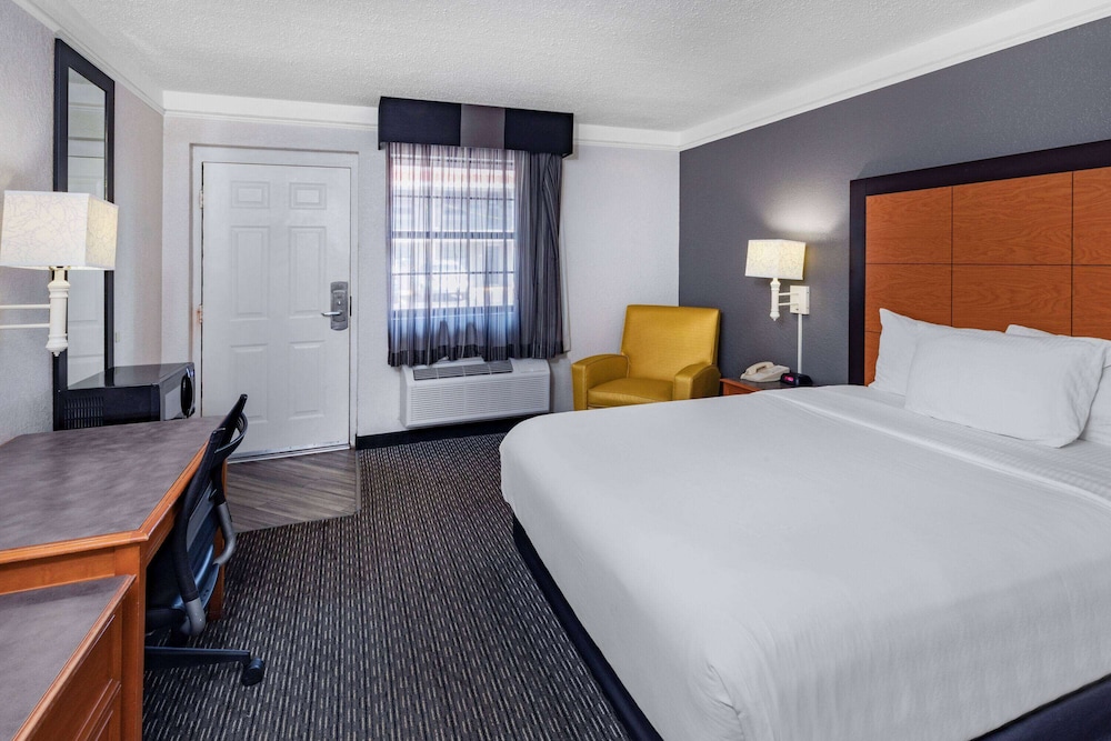 DELUXE, QUEEN BED