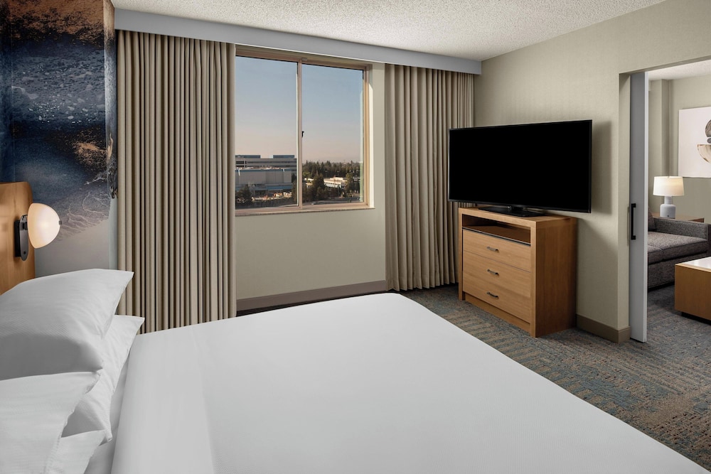 1 Bedroom, Tower, Deluxe, Suite, King Bed, Sofa, Low Floor, Accessible