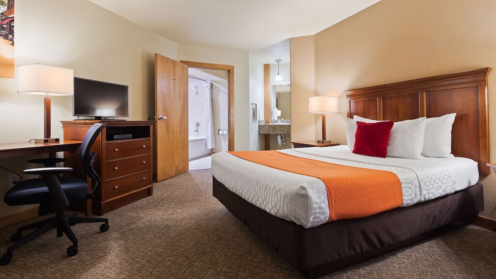 Suite, Queen Bed, Pool Side, Accessible