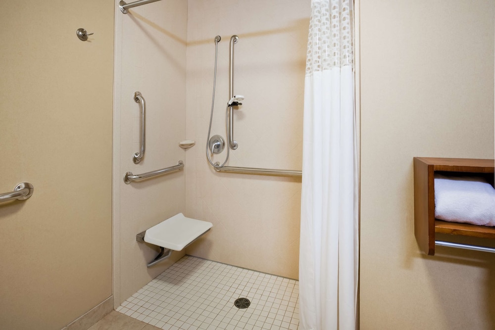 Hampton Inn Fairmont 18/54