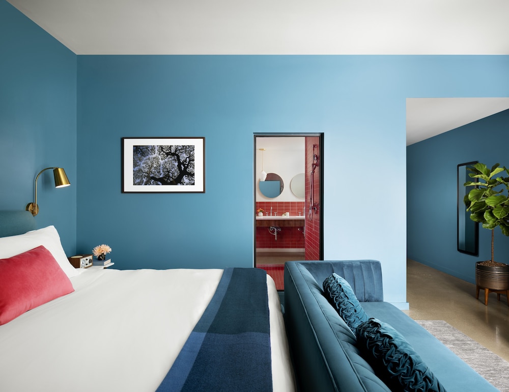 The Ruby Hotel 28/58