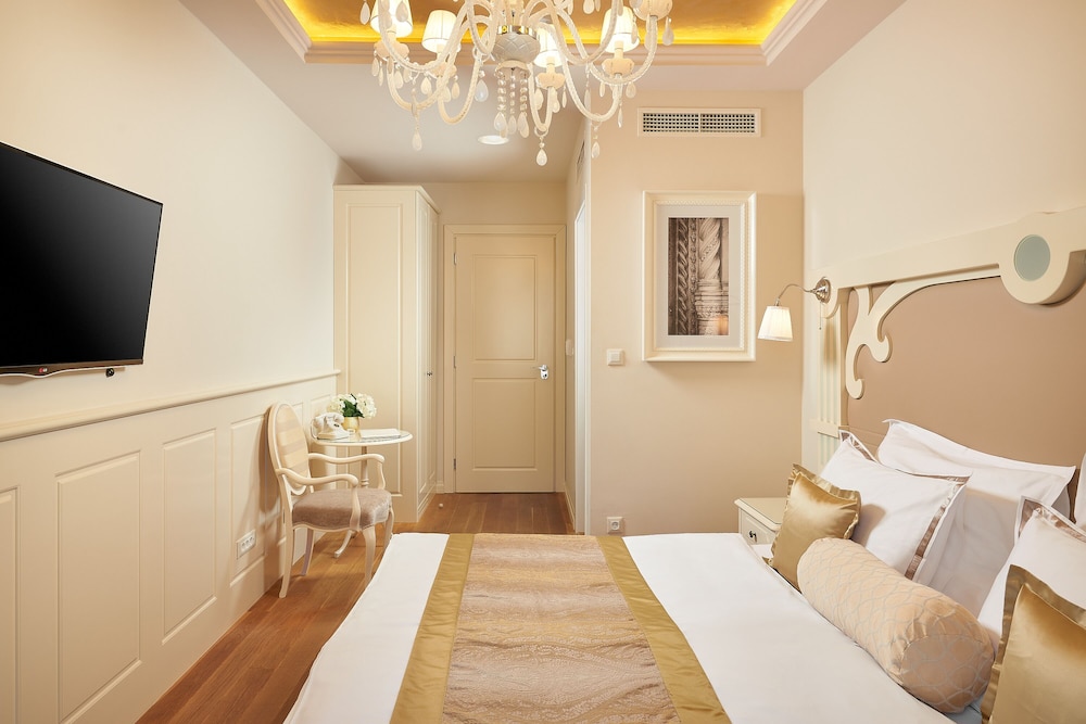 DELUXE, DOUBLE BED, CITY VIEW