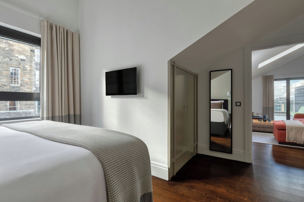 1 BEDROOM, SUITE, CITY VIEW