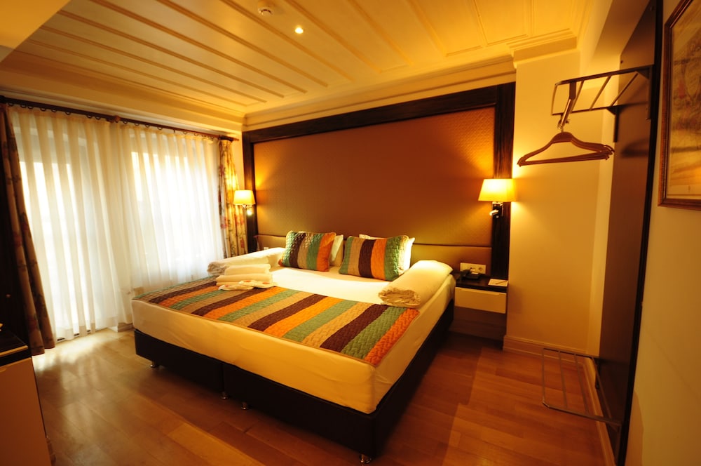 DELUXE, DOUBLE OR TWIN BED, TERRACE
