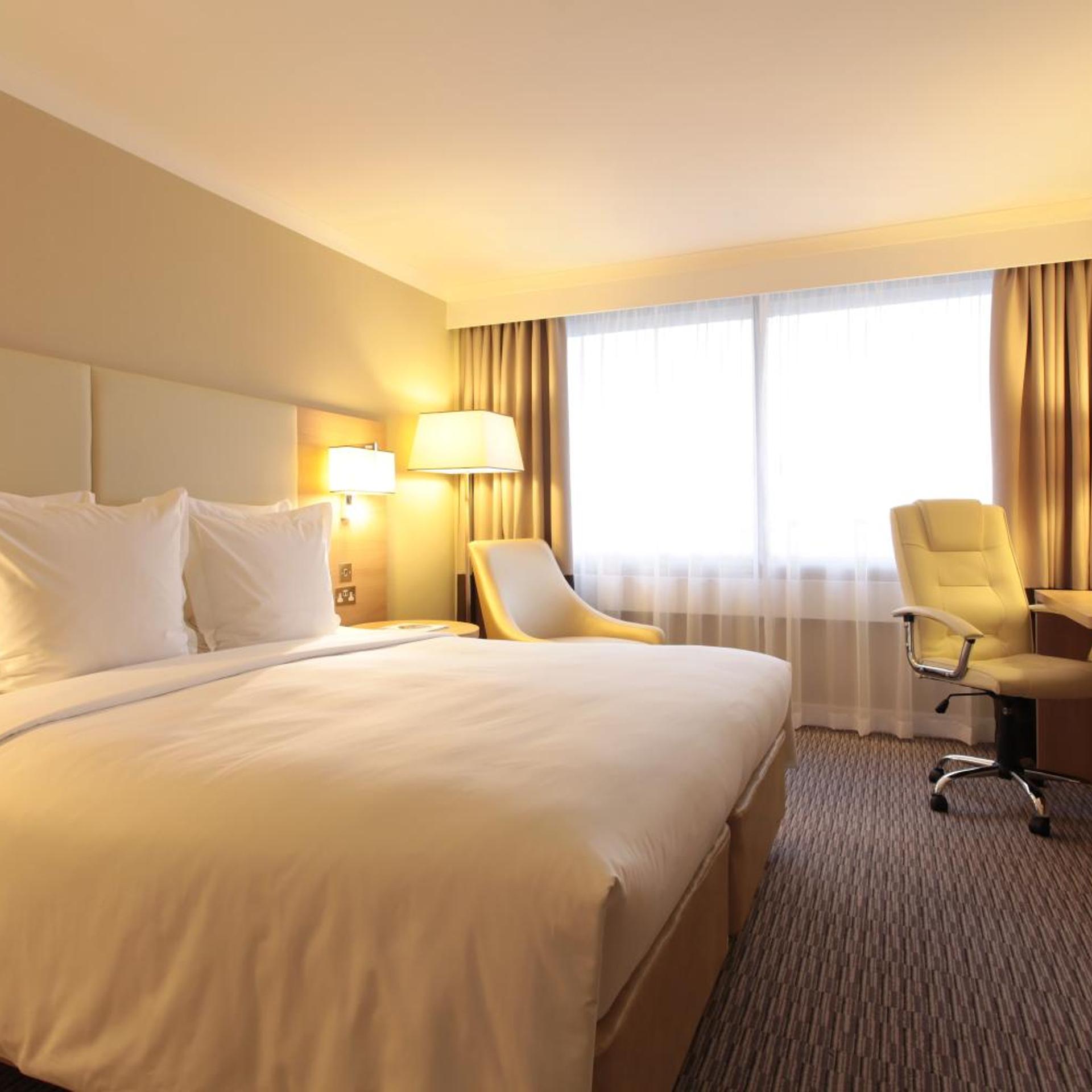 Superior, Double Bed, Runway View، RENAISSANCE LONDON HEATHROW HOTEL 3/9