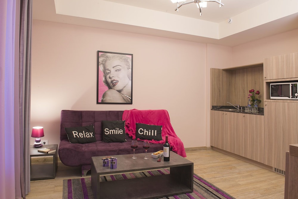 HOtello Guest Suites 7/28