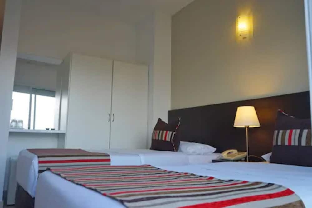 De La Plaza Hotel 25/54