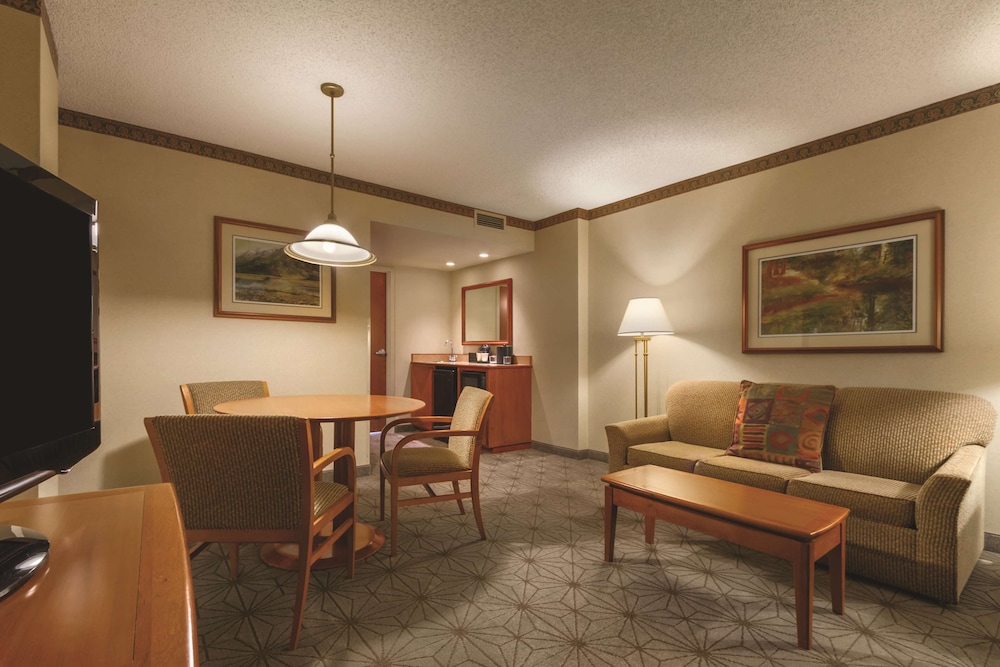 Embassy Suites by Hilton Portland Airport 40/66
