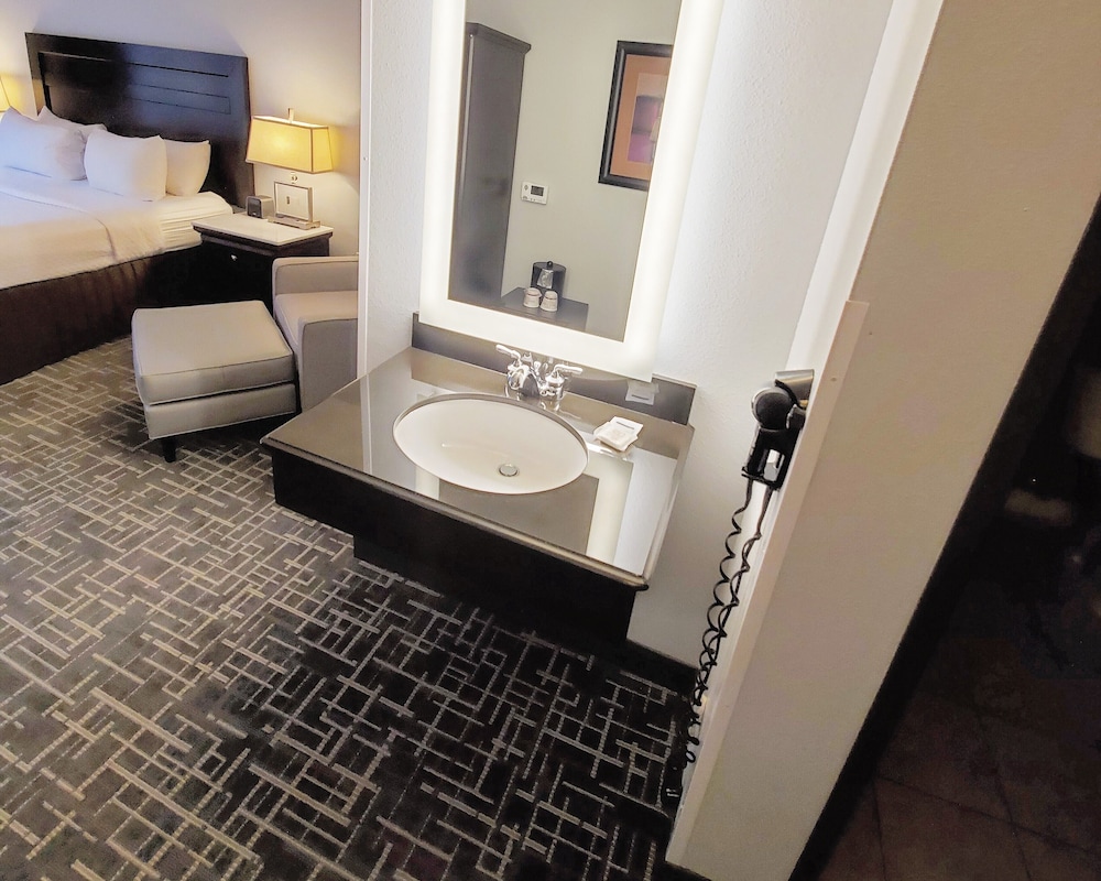 CROWNE PLAZA MILWAUKEE AIRPORT 18/81