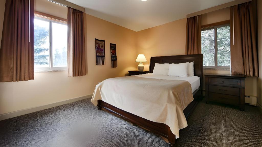 2 Rooms, Suite, Queen Bed, Sofa, Balcony, Kitchen