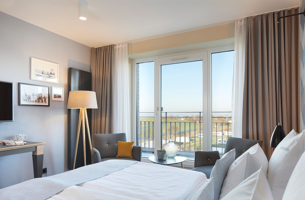 Pearl, King Bed, Partial Sea View