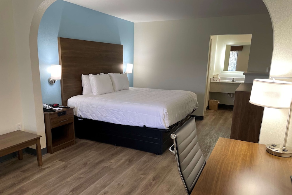 Baymont by Wyndham Biloxi Ocean Springs 32/60