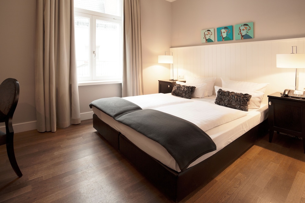 SUPERIOR, DOUBLE OR TWIN BED