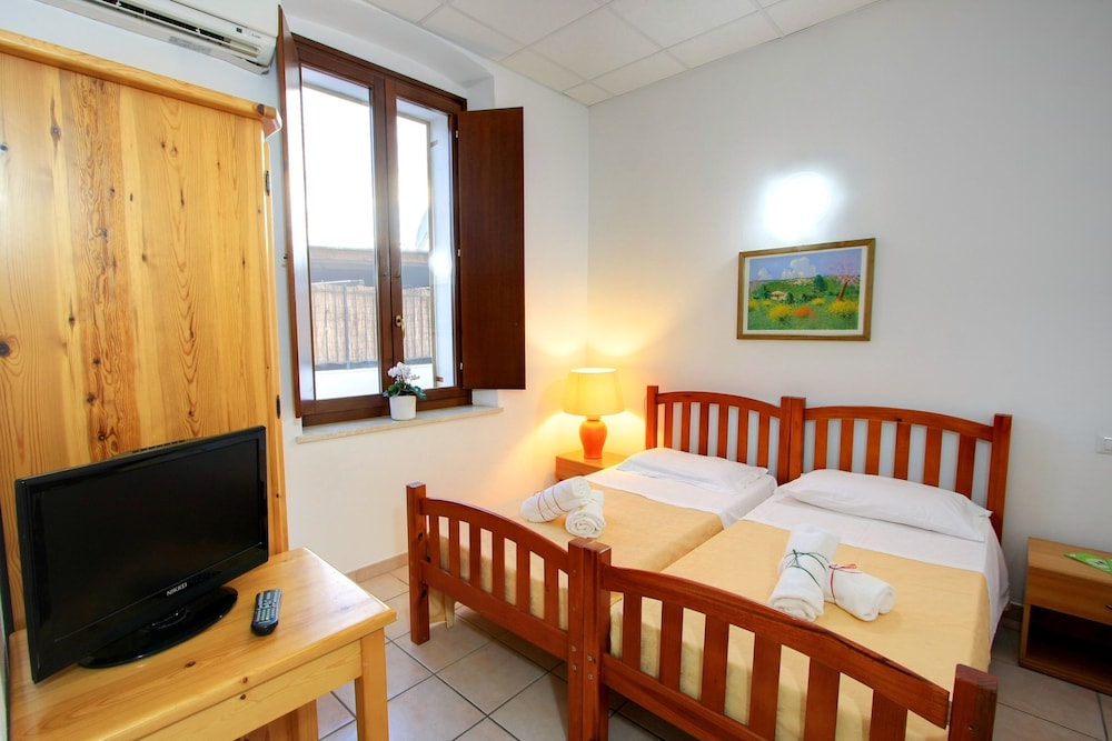 ROOM, DOUBLE OR TWIN BED