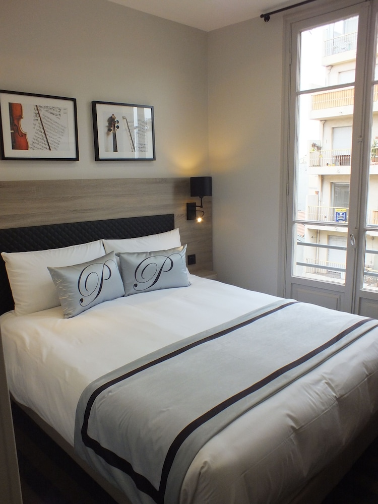 ROOM, DOUBLE BED