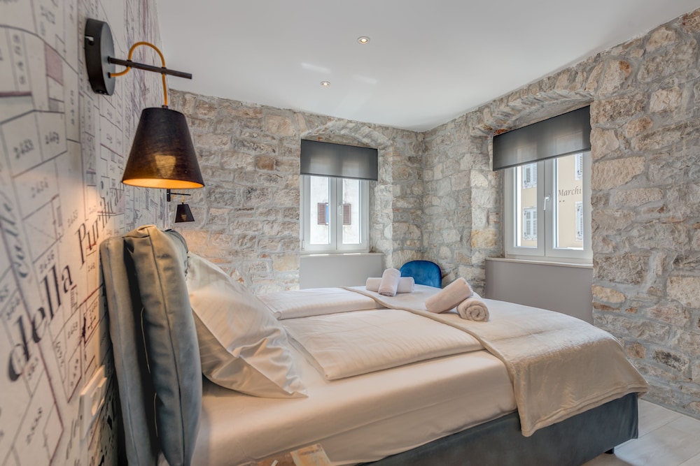 Split Palace Luxury Retreat 10/34