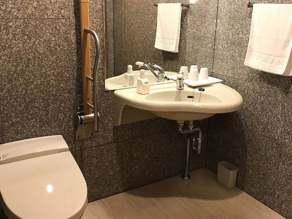 Toyoko Inn Yokohama Tsurumi Eki Higashi Guchi 12/60
