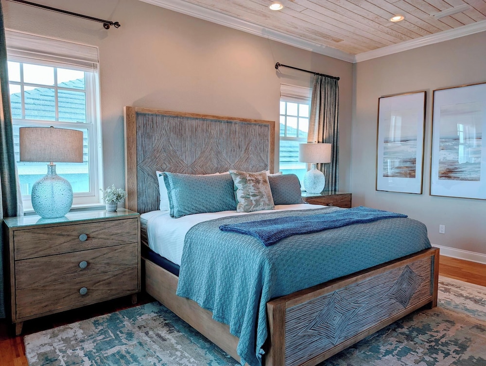 House, 1 King and 4 Queen Beds, Ocean Front