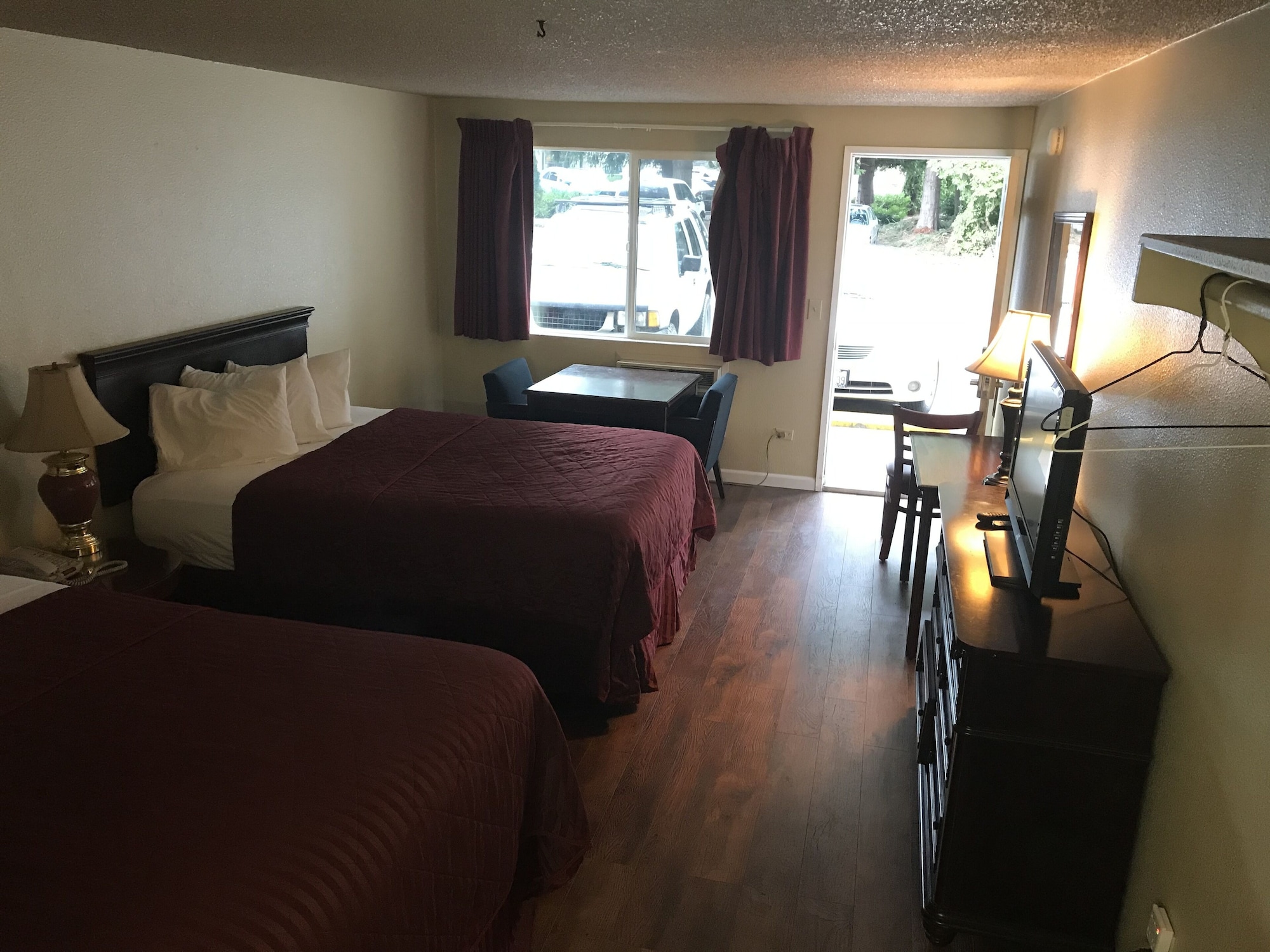 غرفة قياسية بسريرين كوين، Smokey Point Motor Inn 5/9