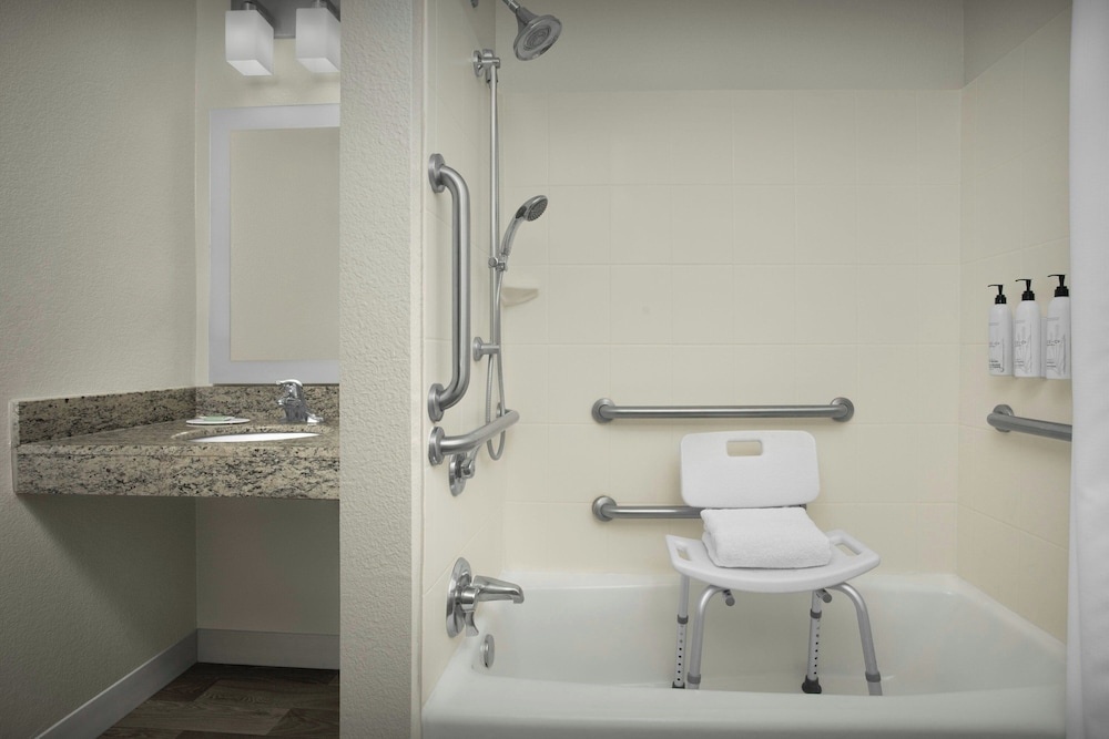 جناح بسريرين مزدوجين بغرفتي نوم لذوي الإعاقة، TOWNEPLACE SUITES CORPUS CHRISTI PORTLAND 6/9
