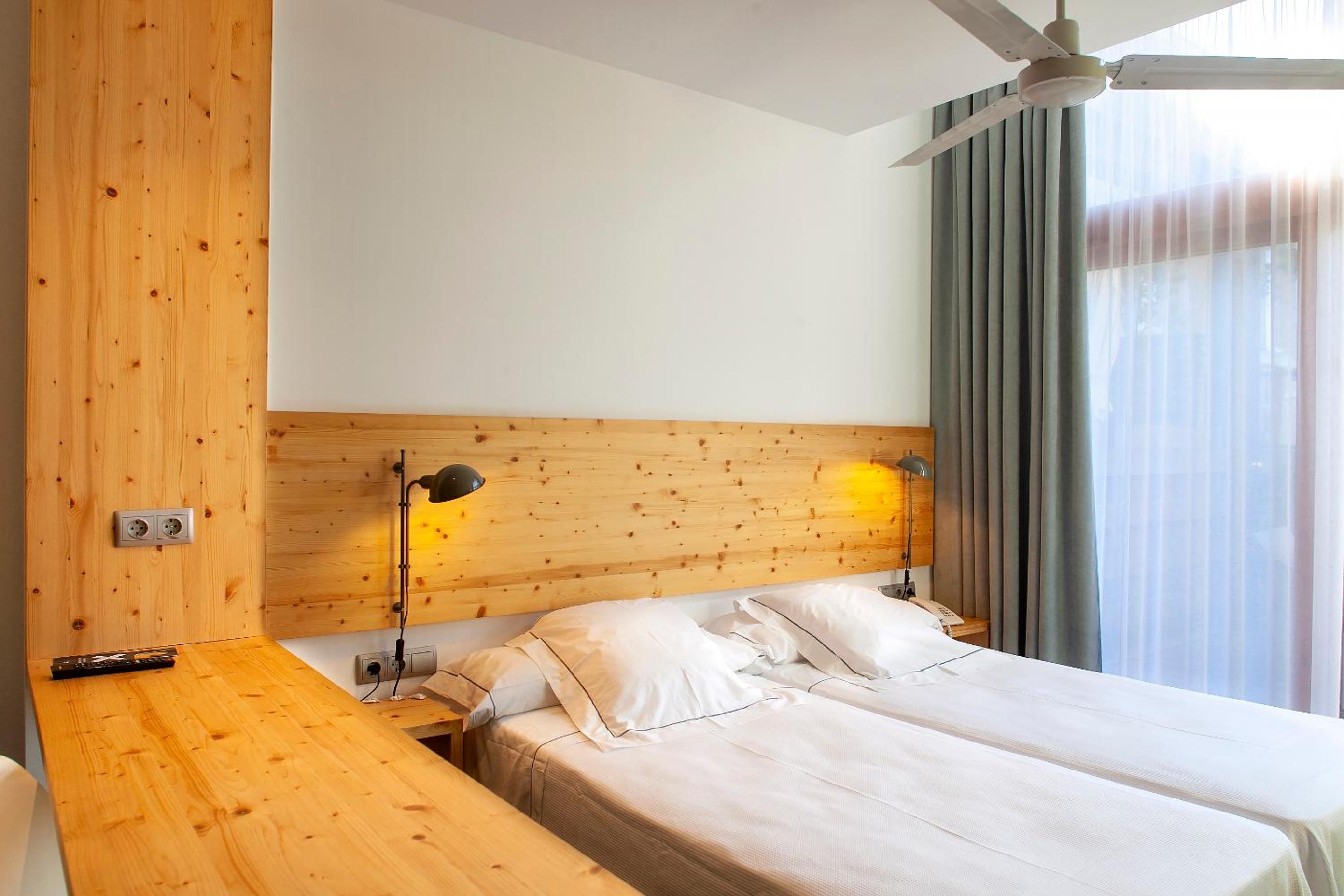Room, Double or Twin Bed, Large