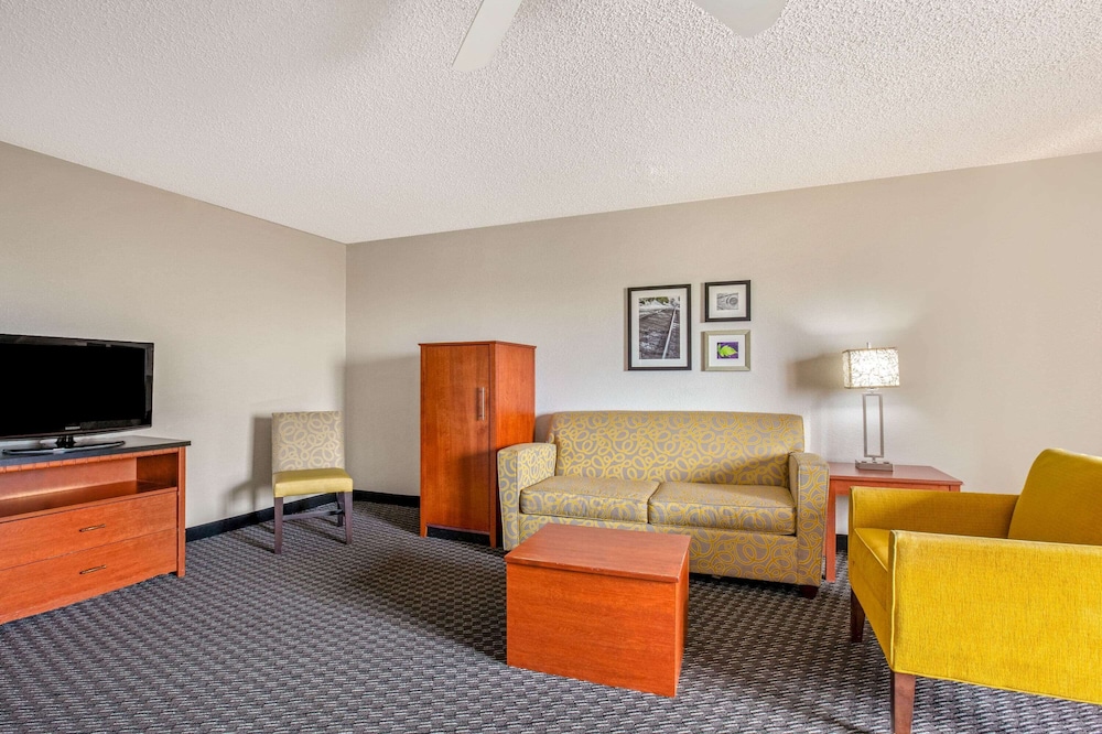La Quinta Inn & Suites by Wyndham Miami Airport East 35/52