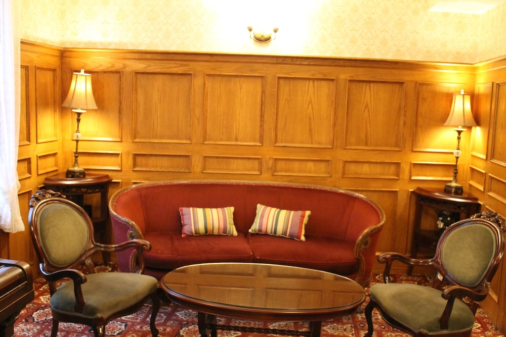 James Bay Inn Hotel Suites Cottage 59/74