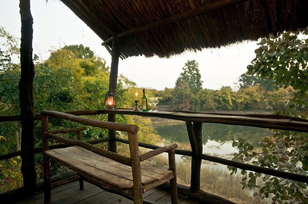TREE HOUSE HIDEAWAY 7/50