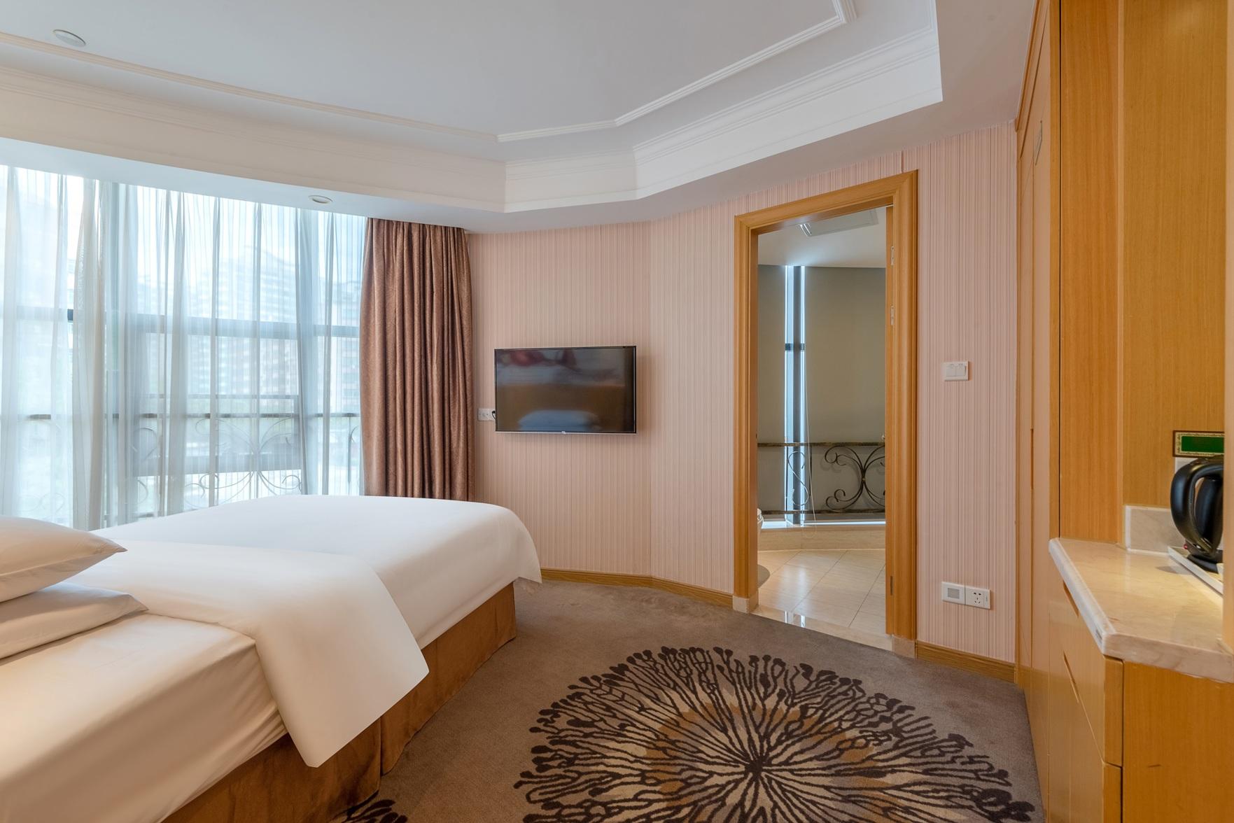 Standard, Queen Bed