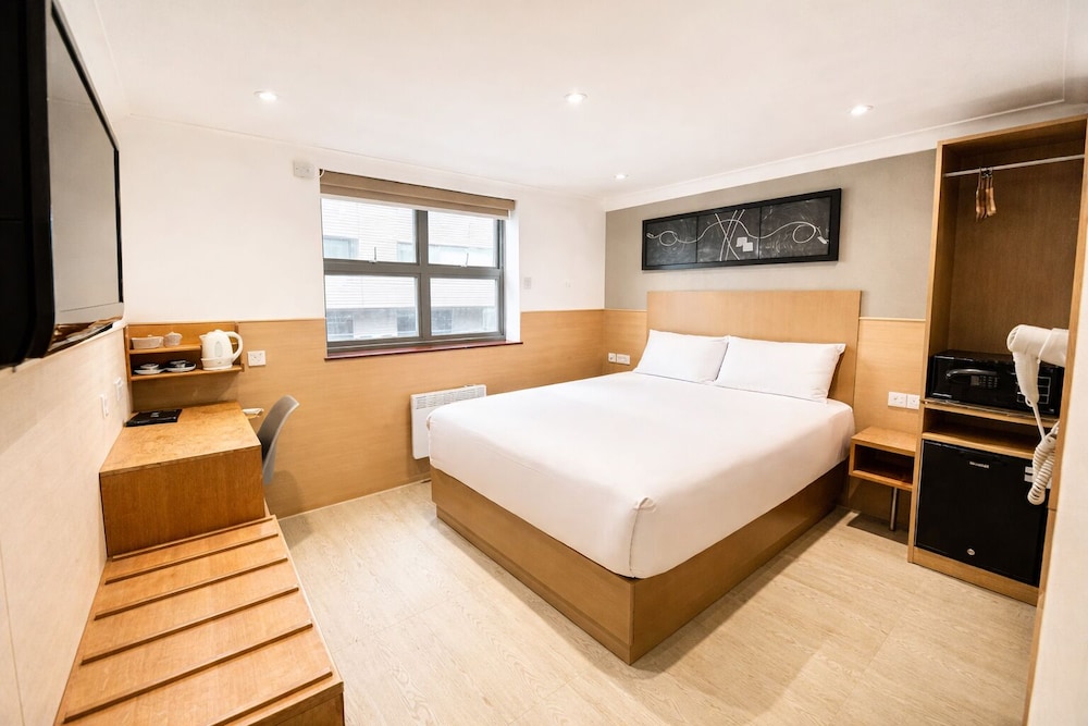 ROOM, DOUBLE BED