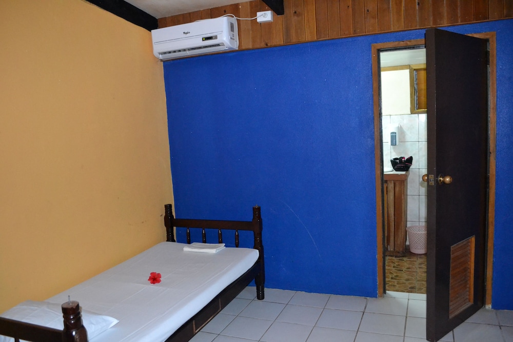 Ratu Kini Backpackers & Dive Resort 33/67