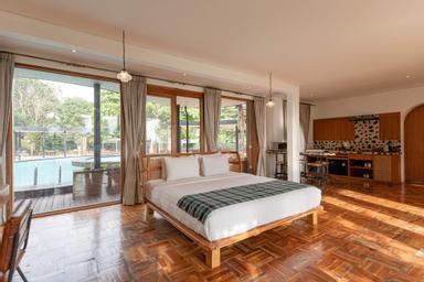 Xtra, King Bed, Pool Area, Large