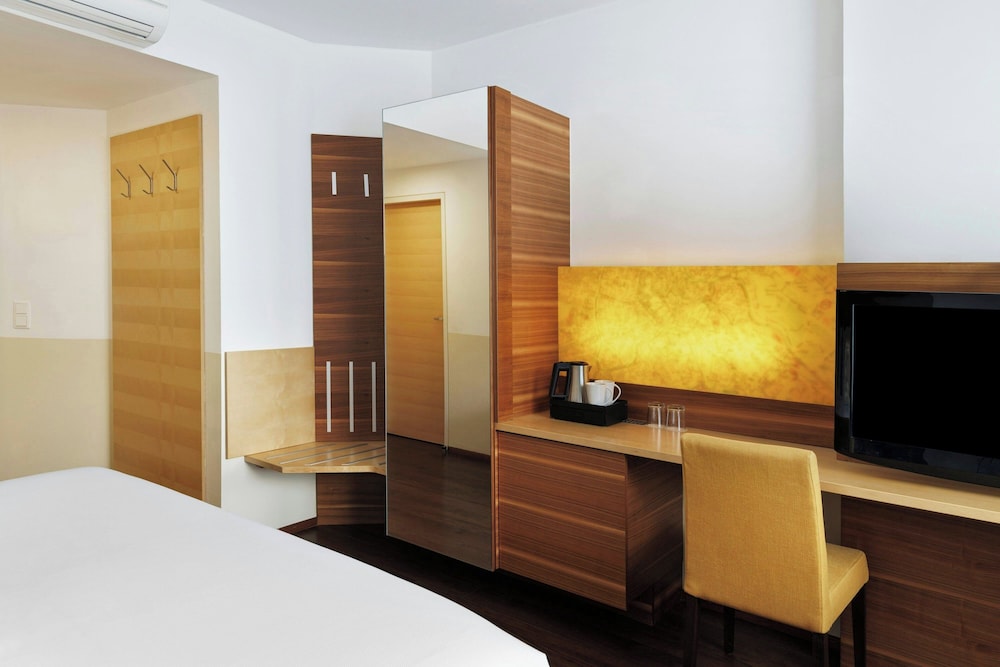 غرفة بسرير كينج بإطلالة على الفناء، Four Points Flex by Sheraton Vienna Hauptbahnhof 4/5