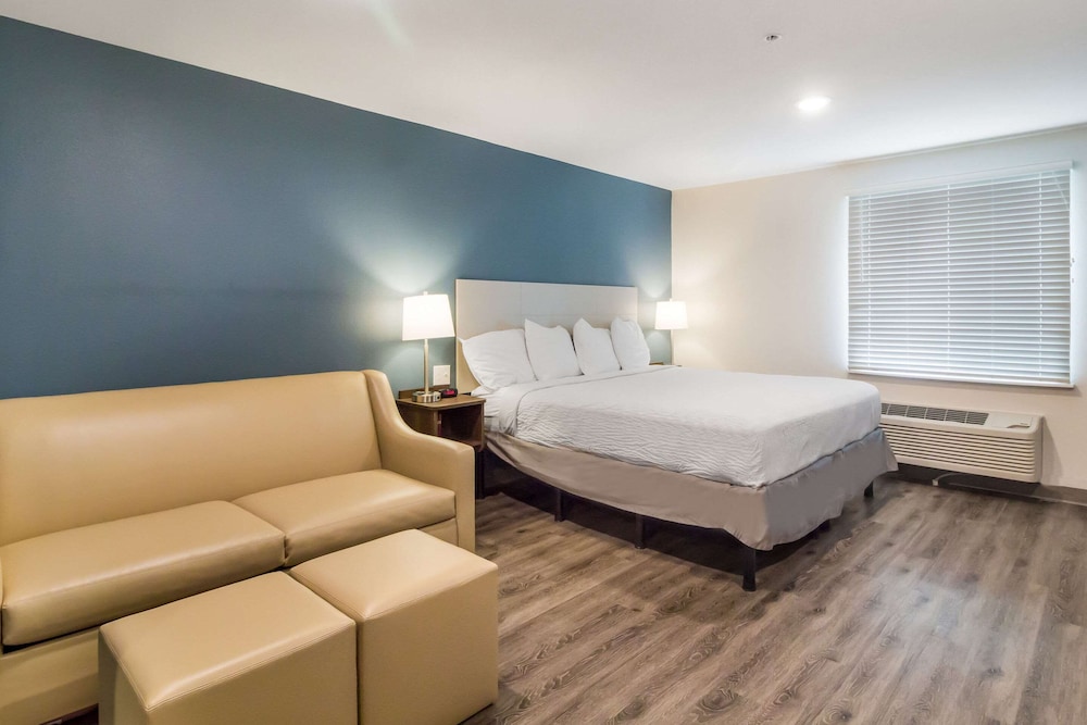 WoodSpring Suites Lake Jackson 10/37