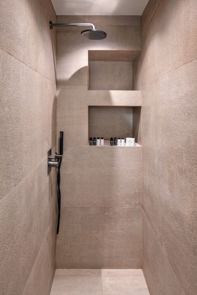 Uma Ray Suites 3/34