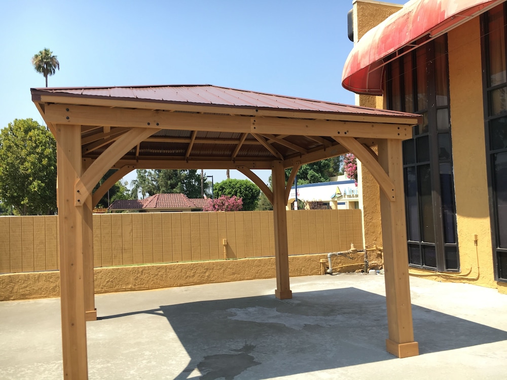 Riverside Inn & Suites 51/56
