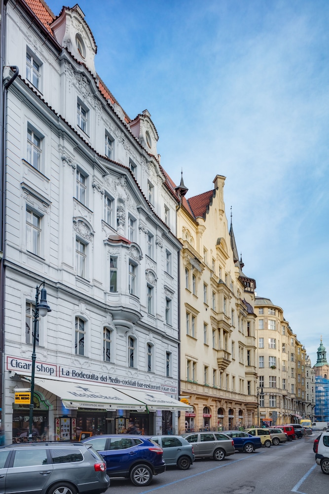 OLD TOWN SQUARE APARTMENTS 38/50