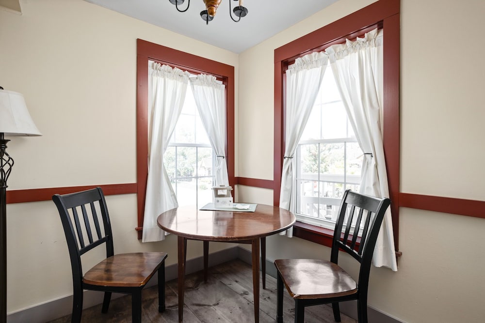 Artists Colony Inn Restaurant 33/50