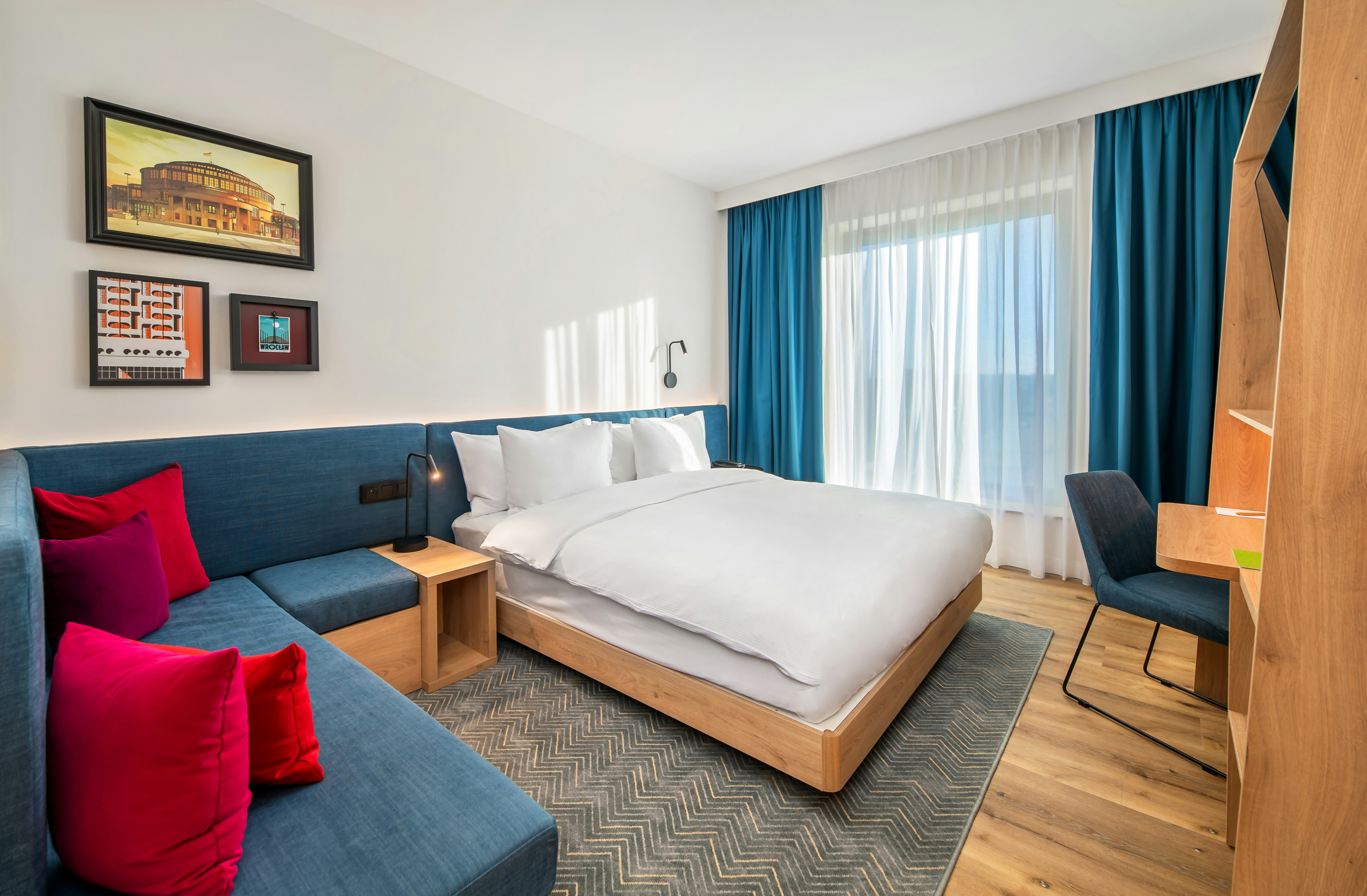 ROOM, QUEEN BED, SOFA