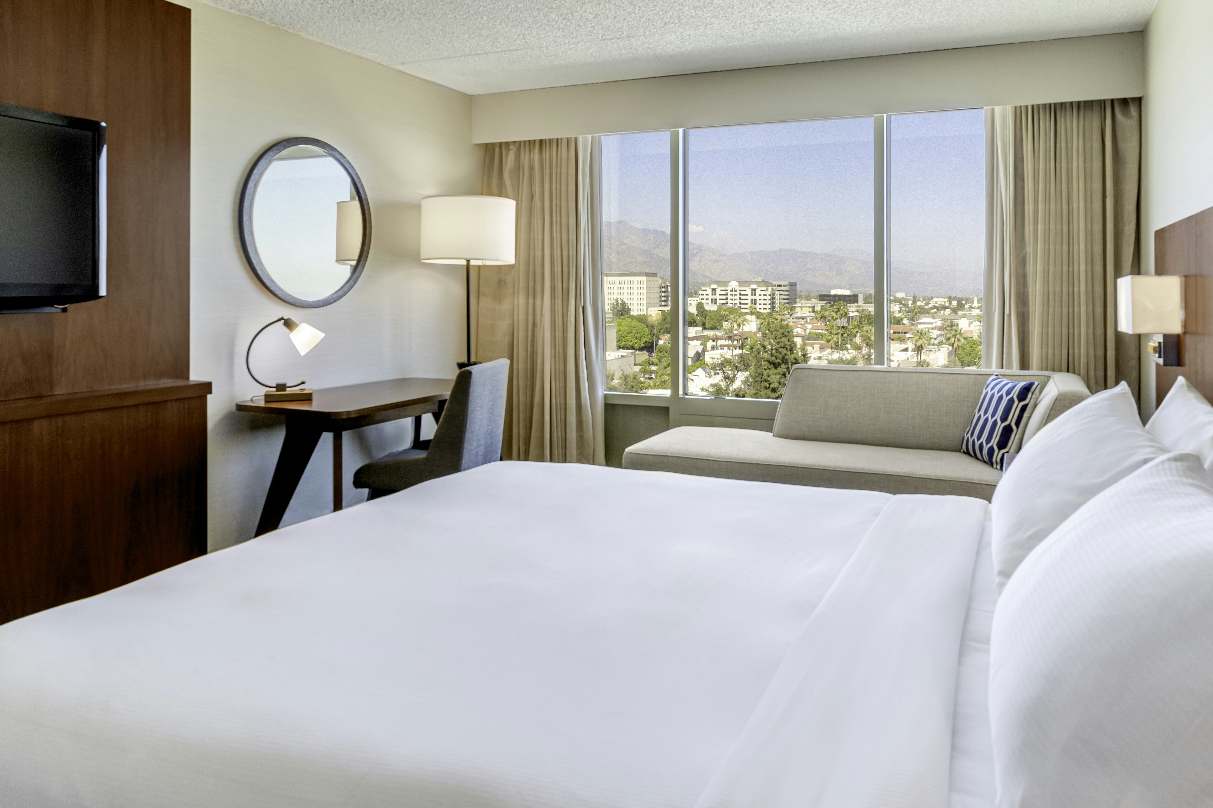 Room, King Bed, Mountain View