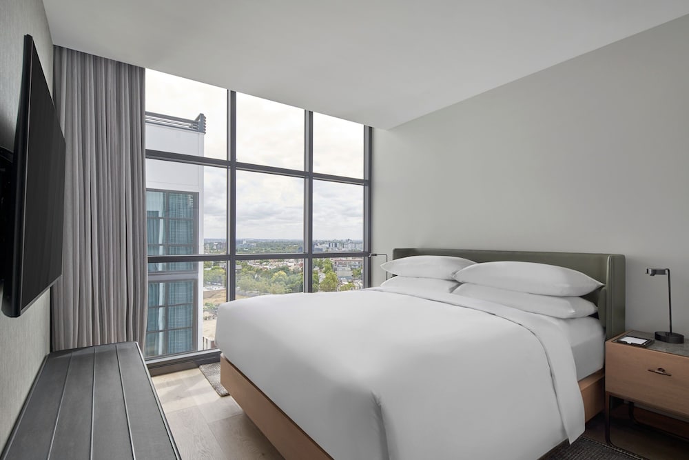 Suite, King Bed, City View