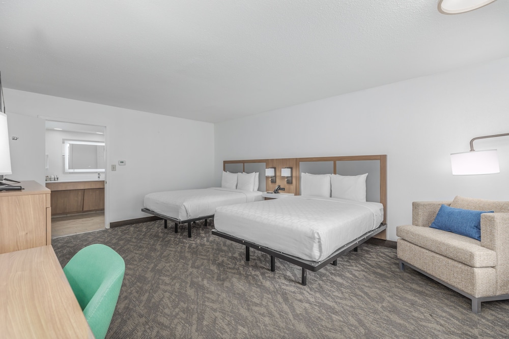 Crossroads Inn & Suites 19/68