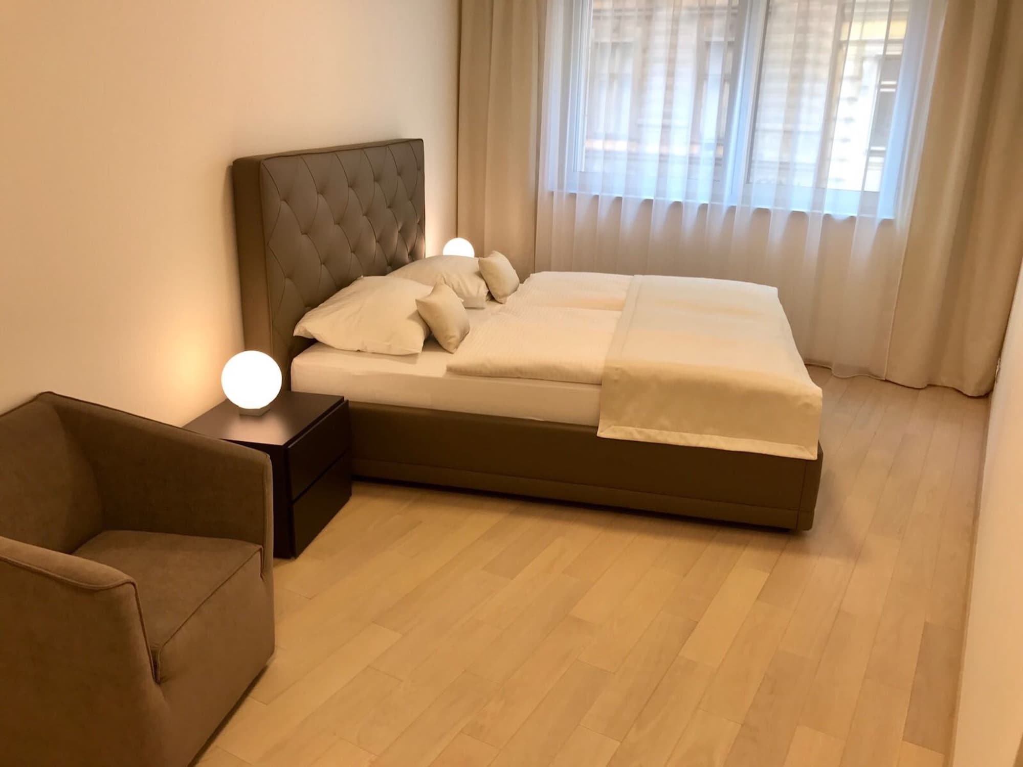 2 BEDROOMS, FAMILY, APARTMENT, LIVING AREA, KITCHENETTE