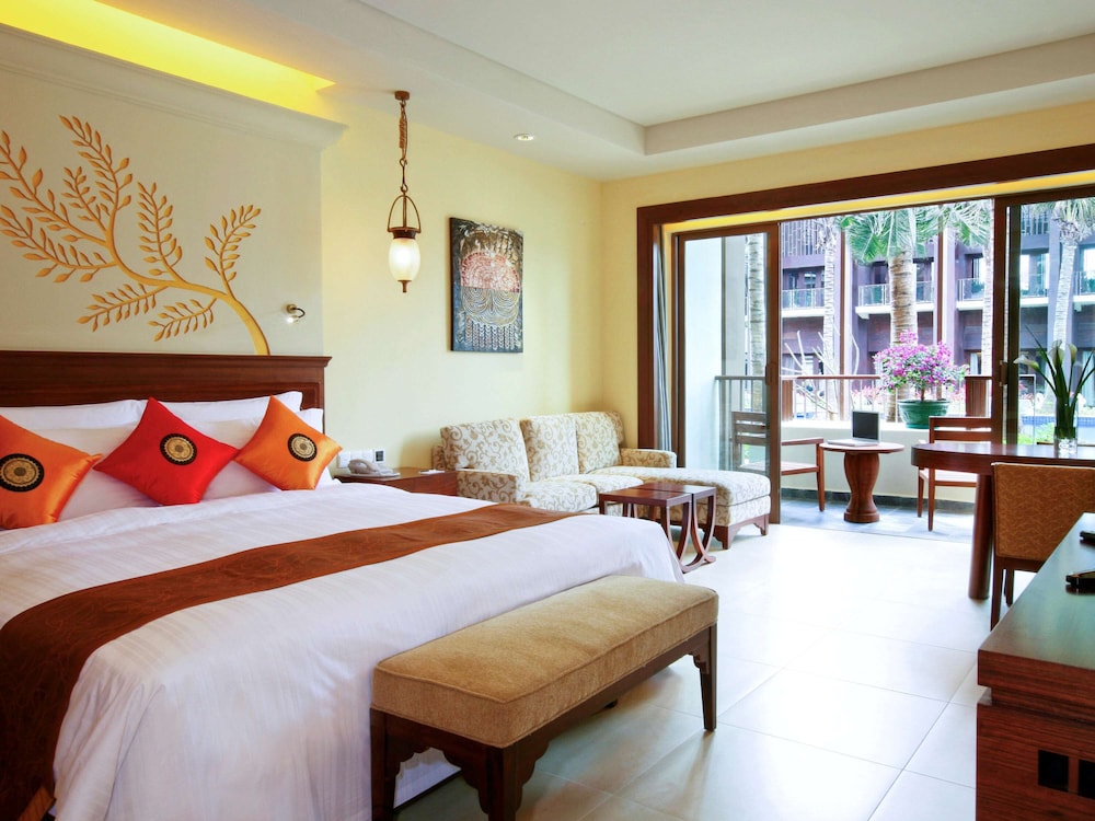 DELUXE, KING BED, POOL ACCESS