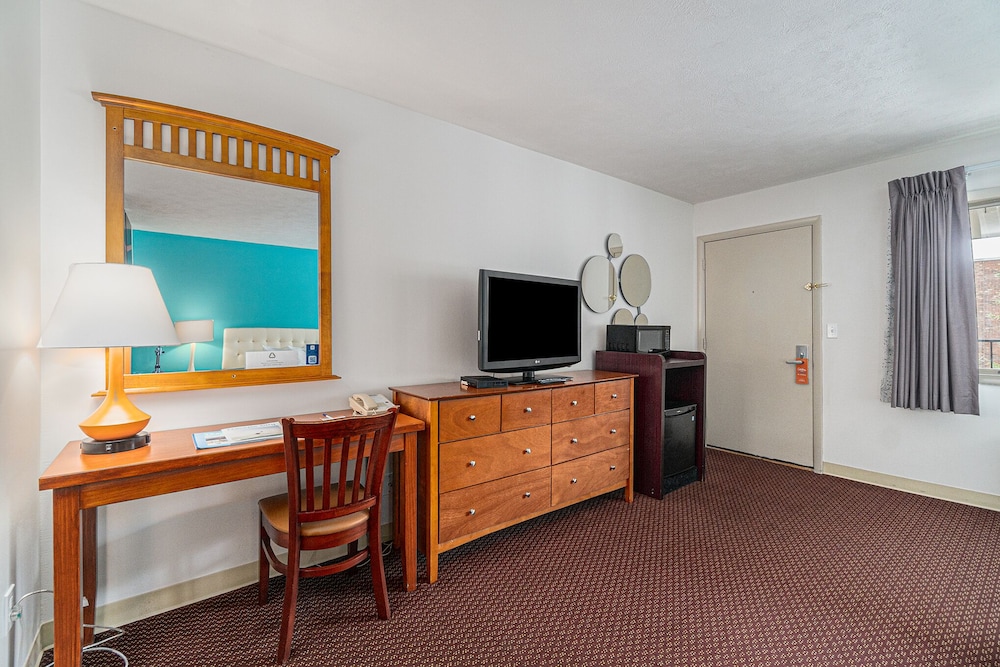 Howard Johnson by Wyndham Traverse City 34/47