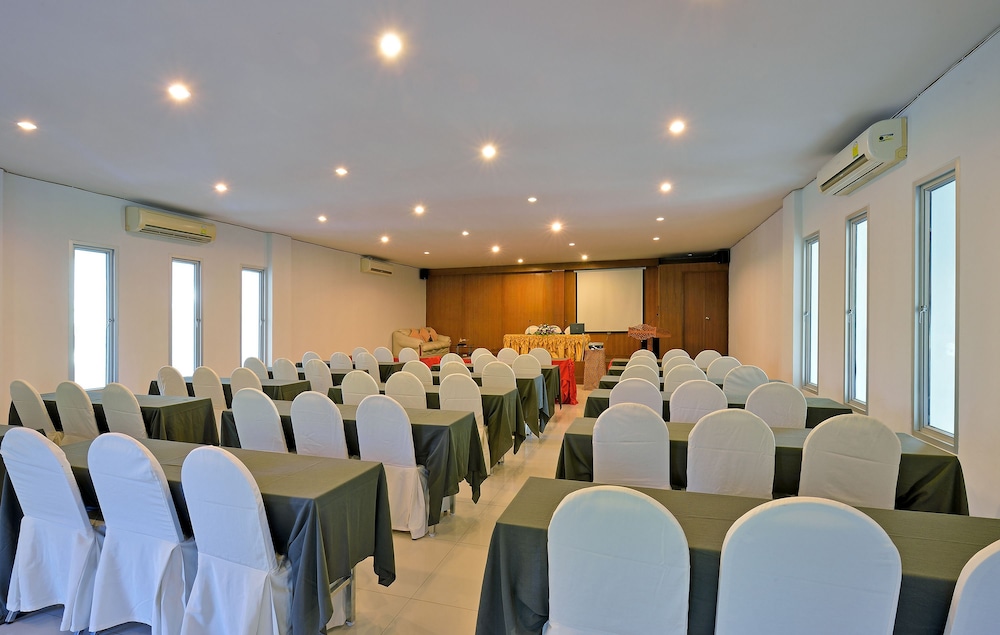 Lanta Sand Resort And Spa 60/71