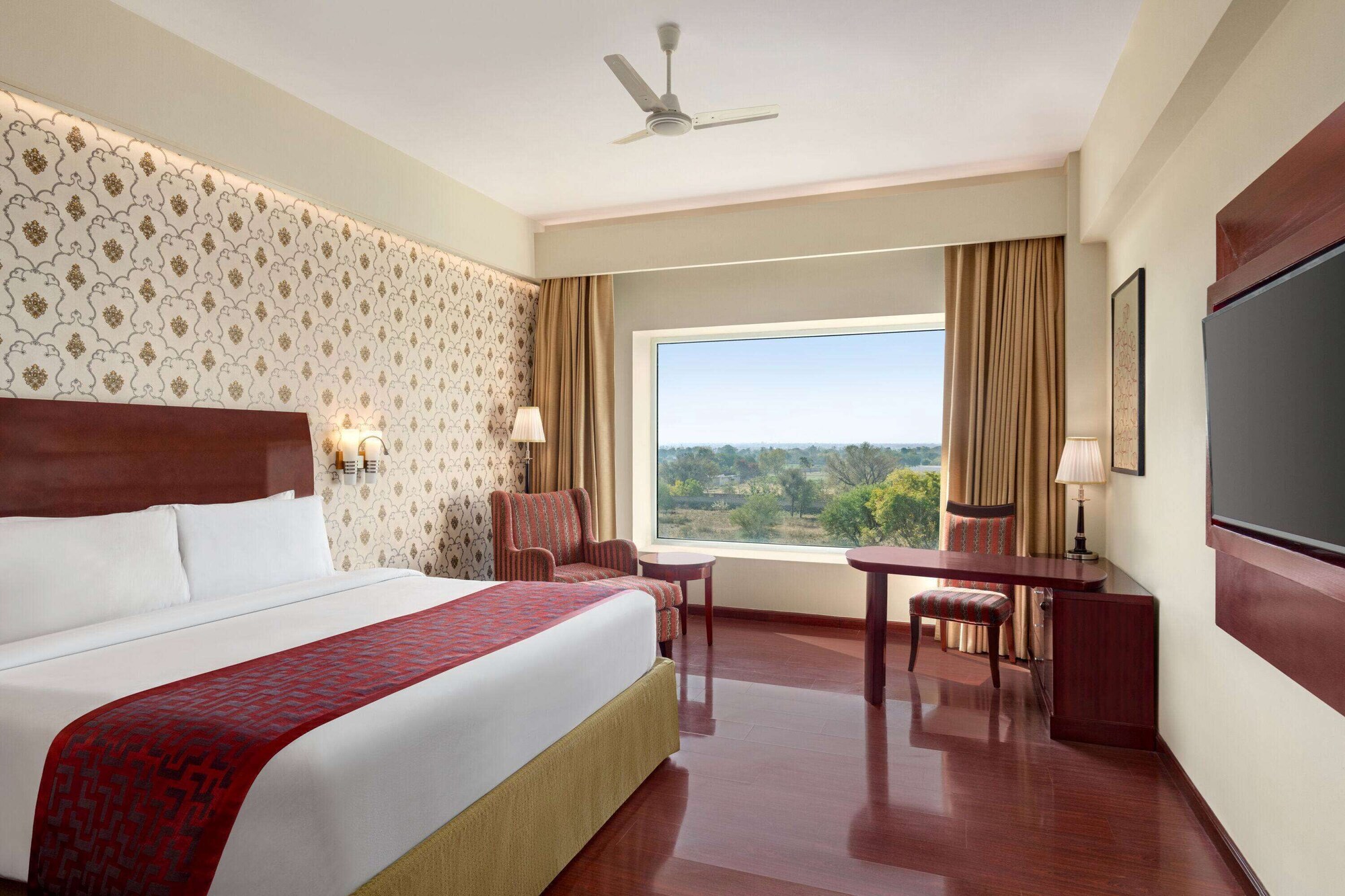 DELUXE, KING BED