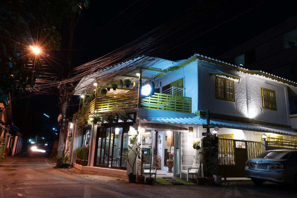 Past Tense Hostel 6/50